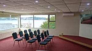 ein Konferenzraum mit Stühlen und einer Projektionsfläche in der Unterkunft Hotel de Castro in Castro + 49 Fotos