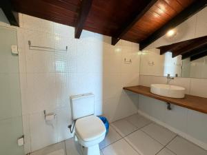 a bathroom with a toilet and a sink at BC Bier Hostel in Balneário Camboriú