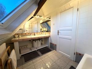 a bathroom with a sink and a large mirror at Apartment 180 qm BIBERBURG, in der romantischen Rödermühle an der Fränkischen Saale in Deutschlands Mitte, 8 km zur A7 in Hammelburg