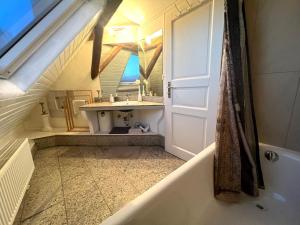 a bathroom with a sink and a bath tub at Apartment 180 qm BIBERBURG, in der romantischen Rödermühle an der Fränkischen Saale in Deutschlands Mitte, 8 km zur A7 in Hammelburg