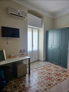 a living room with a desk and a tv at Da Me & Te in Ginosa