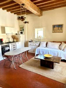 a living room with a bed and a kitchen at Appartement aux Arènes in Arles