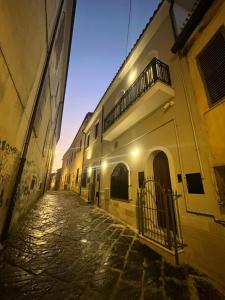 an empty street in an alley at night at Suite con jacuzzi in pieno centro in Benevento
