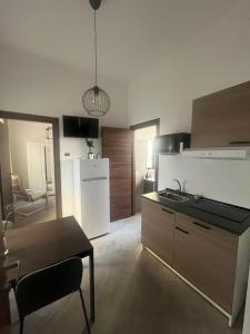 a kitchen with a sink and a table in a room at Suite con jacuzzi in pieno centro in Benevento