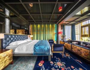 a bedroom with a large bed and a desk at Zishui Qinglu Manor in Sanya +202 photos