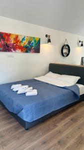 a bedroom with a bed with towels on it at Lane Stay Studio in Beograd