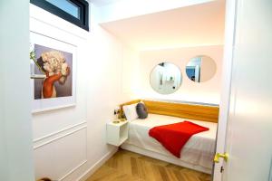 a small bedroom with a bed and a mirror at panoramic boutique con preciosas vistas in Benalmádena