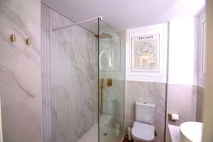 a bathroom with a glass shower and a toilet at panoramic boutique con preciosas vistas in Benalmádena