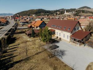 an aerial view of a small village with houses at Írisz Vendégház in Lăzarea