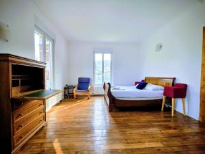 a bedroom with a bed and a pool table at Vaucorbe - Bail Partner in Roffey