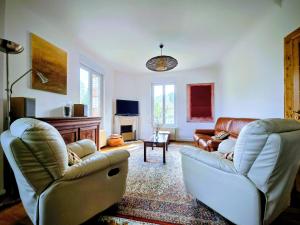 a living room with two chairs and a couch at Vaucorbe - Bail Partner in Roffey