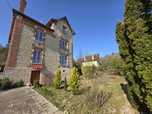an old brick house with a yard in front of it at Vaucorbe - Bail Partner in Roffey