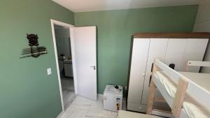 a bedroom with green walls and a bunk bed at Freedom Rooftop - Temos Wallbox 7kW para EV in Garanhuns +44 photos