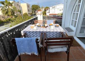 a table on a balcony with food on it at Piscina privada de Sal, Cala Canyadell in Torredembarra