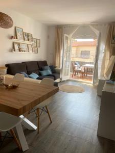 a living room with a couch and a table at Piscina privada de Sal, Cala Canyadell in Torredembarra +17 photos