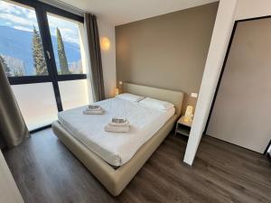 a bedroom with a bed with two towels on it at Residenza Decimina in Varenna
