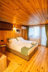 a large bed in a room with a wooden ceiling at Green View 2 in Skrino