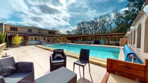 a swimming pool in a yard with chairs and a building at Le Clos des Dryades climatisé s in Vers