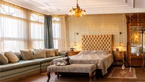 ein Wohnzimmer mit einem Bett und einer Couch in der Unterkunft Kitapevi Hotel in Bursa + 96 Fotos