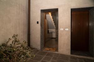 a hallway of a house with a door and a staircase at Corte Cavour Duplex Gallarate centro, Wifi e Garage in Gallarate +41 photos
