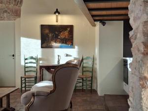 ein Esszimmer mit Stühlen und einem Tisch mit einem Gemälde in der Unterkunft Loft in Begur