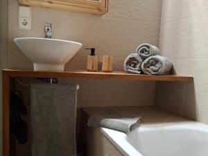 ein Badezimmer mit Waschbecken und Ablagefläche mit Handtüchern in der Unterkunft Loft in Begur + 19 Fotos