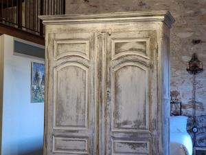ein Holzschrank in einem Zimmer mit einem Bett in der Unterkunft Loft in Begur