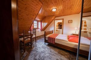 a bedroom with a bed and a desk in a room at Chambres d'hôtes Ruhlmann in Dambach-la-Ville