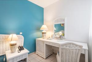 a bathroom with a sink and a mirror at Karibea Squash Hôtel in Fort-de-France