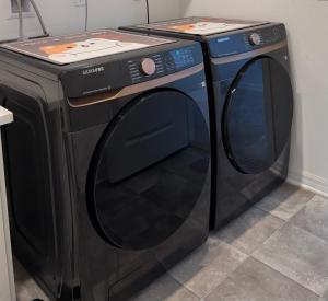 a black washer and dryer sitting next to a wall at Vegas courtyard B&B 拉斯小院儿民宿 in Las Vegas