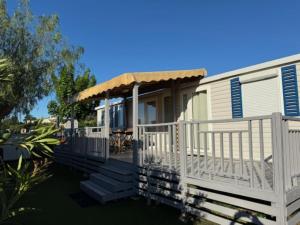 a mobile home with a porch and a deck at Mobilhome Luminosa*** in Fréjus