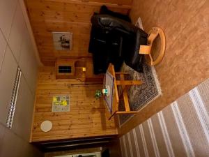 an overhead view of a room with a wooden ceiling at Sentrumovernatting in Kjøllefjord