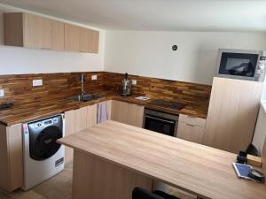 a kitchen with a sink and a washing machine at Chez mohamed in Mons-en-Baroeul