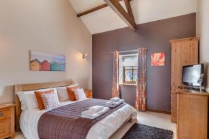 a bedroom with a bed and a tv in it at 3 Bed in Thwing oc-t29011 in Thwing +15 photos