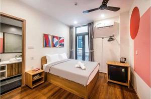 a hotel room with a bed and a bathroom at Thanh hoa HOMESTAY in Hòa Bình
