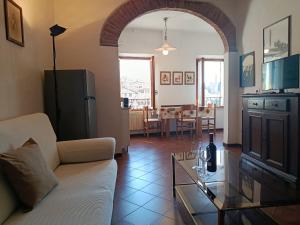 a living room with a couch and a table at Casa dell' Onda 25 in Siena