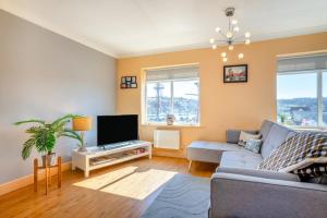 a living room with a couch and a tv at 2 Bed in Whitby oc-h31801 in Whitby