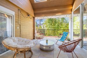 a porch with chairs and a table and a couch at Cosy Loft in Nantes in Nantes