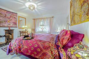 a bedroom with a bed with a pink bedspread at 4 Bed in Long Bennington oc-p29872 in Long Bennington