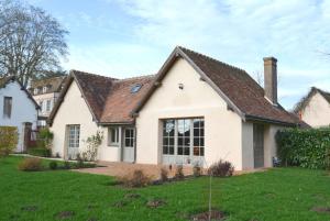 a white house with a brown roof at La Roseraie in Barjouville