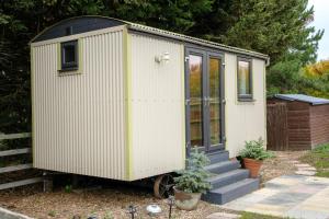 a tiny house on a trailer in a yard at 1 Bed in Raunds oc-s33685 in Raunds