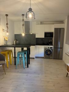 a kitchen with a table and chairs and a refrigerator at Apartamento en Mansilla in Mansilla de las Mulas