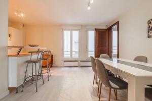 a kitchen and dining room with a table and chairs at Le Sebastopol - Appt moderne de 65m2 in Strasbourg