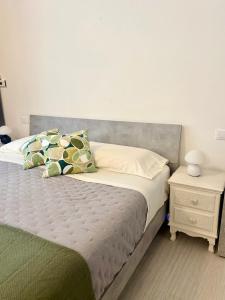 a bedroom with a bed and a nightstand with a bed sidx sidx sidx sidx at Loft moderno nel cuore del Centro Storico - spazioso & luminoso WiFi veloce- Tutto a piedi in Pordenone