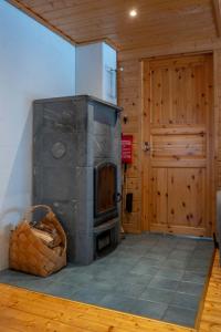 a kitchen with an old stove in a room at Syötekätkö in Syöte