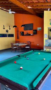 a billiard room with a pool table and a tv at Solar Paraty - Casa perto do centro com psicina in Paraty
