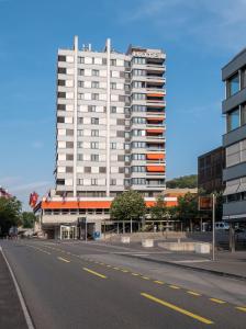duży biały budynek na poboczu ulicy w obiekcie Hotel Linde - 24h Self Check-in w mieście Baden