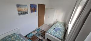 a small room with a bed in a stair case at 40L 3OG r in Castrop-Rauxel