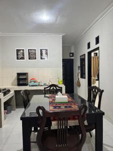 a dining room table and chairs in a kitchen at laksana homestay in Cireungit