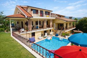a house with a swimming pool and a balcony at Villa Esteves avec piscine proche Braga Parking-terrasse & calme in Vila Verde
